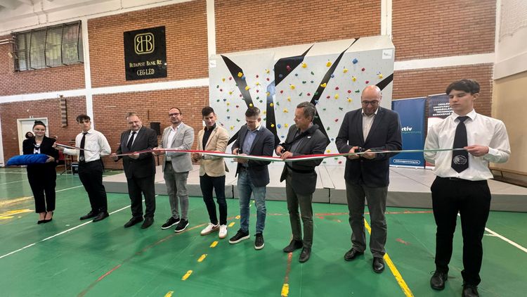 Államilag támogatott mászófal ünnepélyes átadása